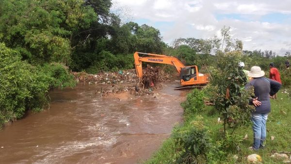 Ñu Porã: Sacaron varias toneladas de basura de arroyo San Lorenzo | San Lorenzo Py
