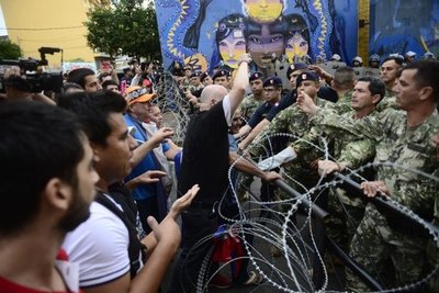 Repelieron a manifestantes con gas lacrimógeno - Nacionales - ABC Color
