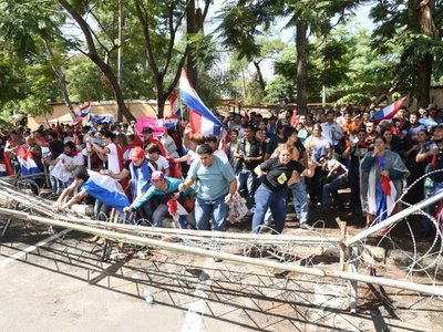 Rechazan proyecto de Paraguayo Cubas y se enfurecen los manifestantes