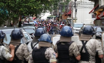 HOY / Corridas, pedradas, gases: Payo y seguidores repelidos por policías y crece tensión