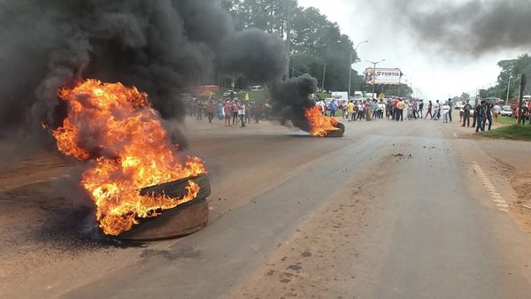 Manifestantes cierran ruta en CDE | Paraguay en Noticias