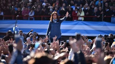 Kirchner lanza su libro y crece expectativa sobre su candidatura