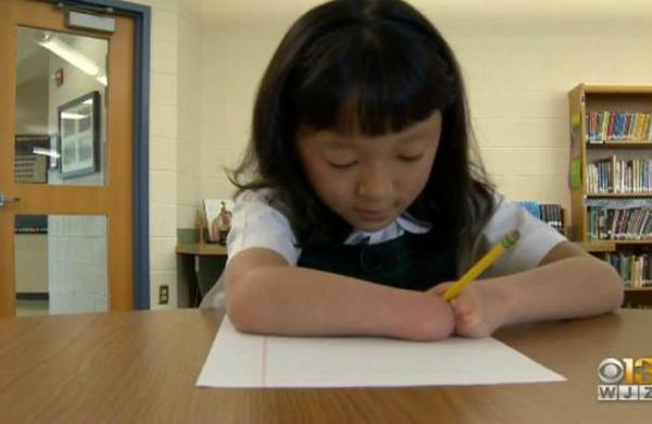 Niña de 10 años que nació sin manos gana un concurso nacional de caligrafía - C9N