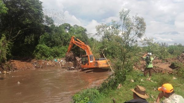 Retiran unas 15 toneladas de basura del arroyo San Lorenzo | Paraguay en Noticias