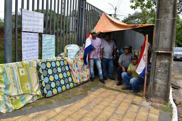 Se manifiestan para pedir reincorporación a Yacyretá | Paraguay en Noticias