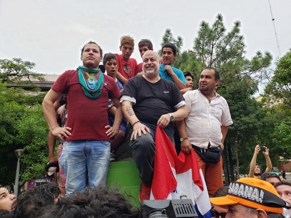 Payo Cubas y manifestantes acamparán tres días en la plaza
