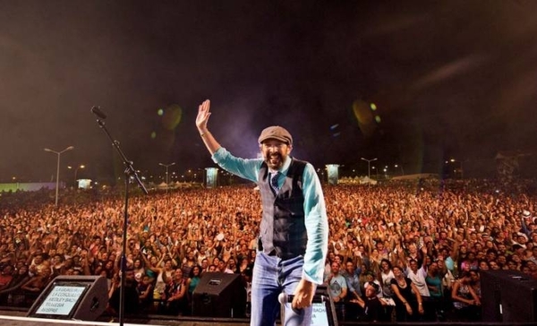 HOY / Con un remix moderno, Juan Luis Guerra busca "conquistar" al público joven