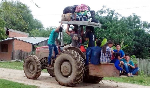 Peligrosa travesía en tractor para poder llegar a escuela - Edicion Impresa - ABC Color