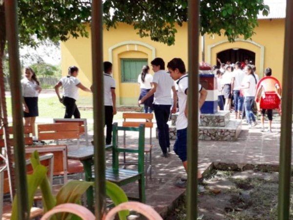 Casi 60 colegios públicos siguen sin profesores en todo el país