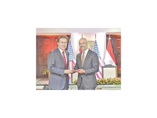 Reconocimiento a diplomático de EEUU