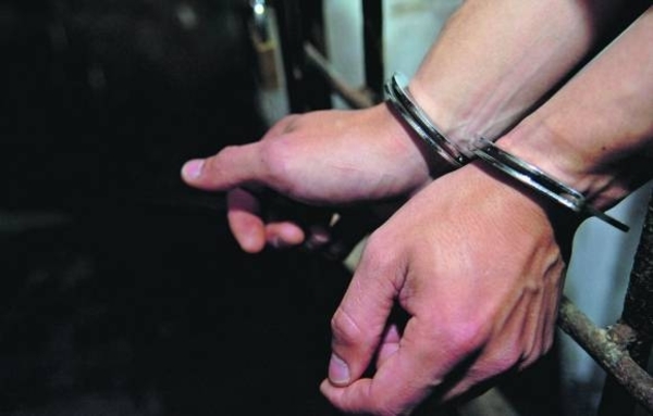 HOY / A punta de puñal, trans llevó a adolescente al baño de bus y abusó de él