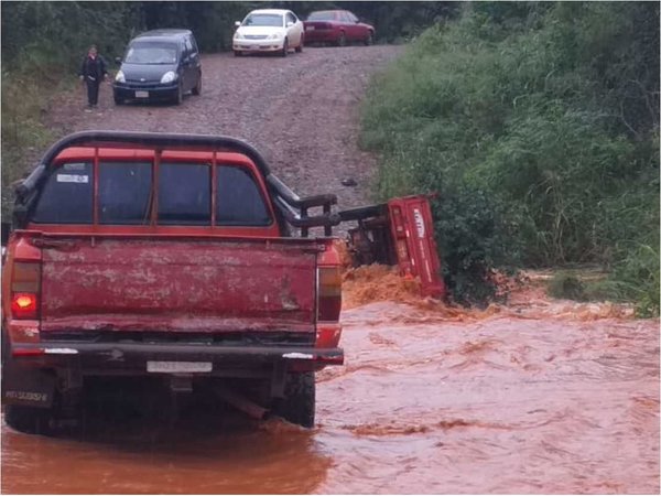 En arroyo desbordado, escuelera cayó de  motocarro y murió