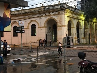 Calles del microcentro siguen bloqueadas por temor a nuevas movilizaciones