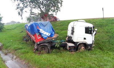 Camión pierde el control y termina en zanja