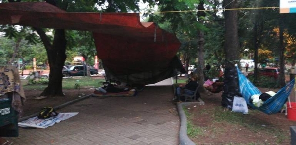 HOY / Paraguayo Cubas pasó la noche en la plaza