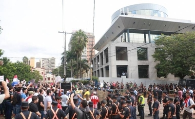 HOY / ¿Seguirán los indeseables? “El desbloqueo no sirve para nada”, remarca politólogo