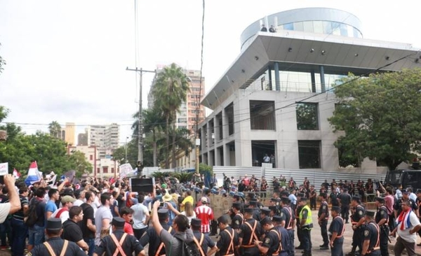 HOY / ¿Seguirán los indeseables? “El desbloqueo no sirve para nada”, remarca politólogo