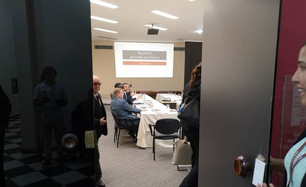 HOY / Equipo económico se reúne con asesor internacional