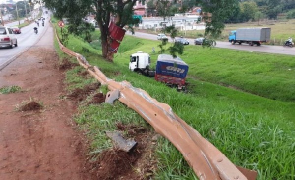 Camión cae cerca del viaducto del Km 5,5