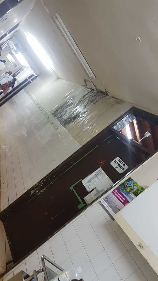 Goteras en techo de hospital distrital de Presidente Franco