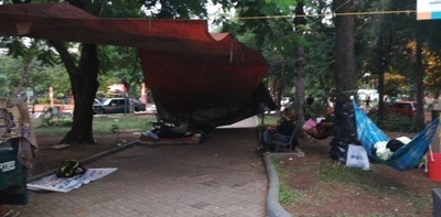 Paraguayo Cubas pasó la noche en la plaza | Paraguay en Noticias 