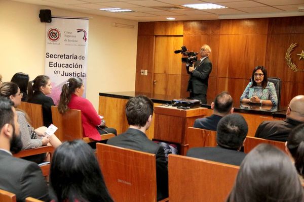 Estudiantes de CDE se instruyen sobre el Poder Judicial