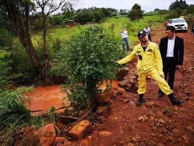 Niña muere en un arroyo desbordado tras caer del motocarro de su abuelo » Ñanduti