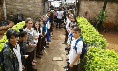 Unos 60 colegios públicos continúan en huelga por la falta de maestros