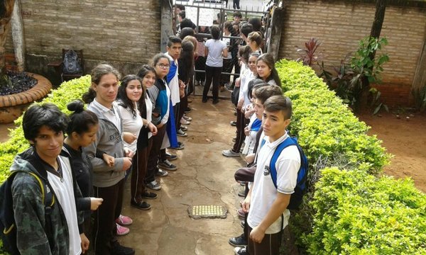 Unos 60 colegios públicos continúan en huelga por la falta de maestros