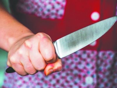 Clavó  en el pecho a su marido por "accidente"