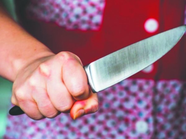 Clavó  en el pecho a su marido por "accidente"