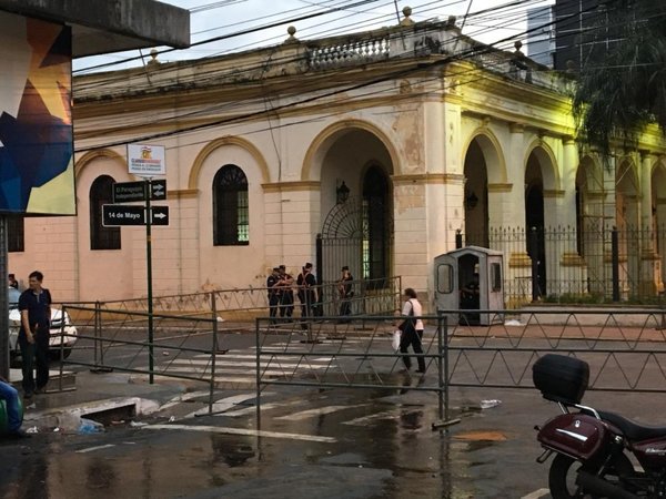 Calles del microcentro de Asunción siguen bloqueadas por temor a nuevas movilizaciones | Paraguay en Noticias