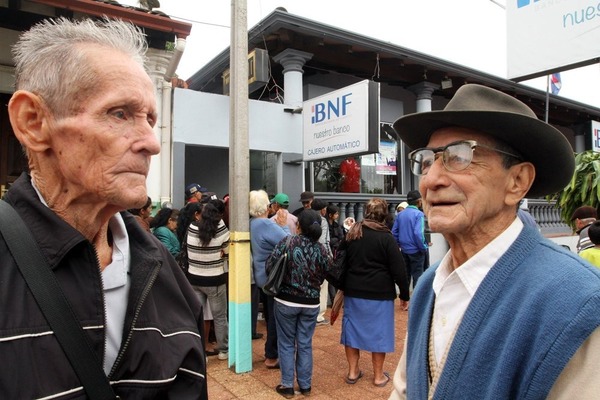 Adultos mayores y pensionados cobran sus haberes el martes 30 - ADN Paraguayo