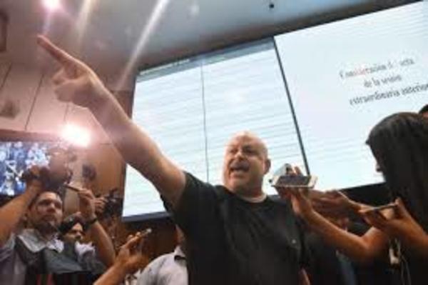 Cuestionan violencia y falta de respeto del senador Paraguayo Cubas - .::RADIO NACIONAL::.