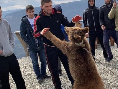 Luchador causa indignación tras simular pelea con un oso encadenado