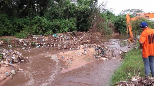 HOY / 15 toneladas de basura en 2 km de arroyo: cubiertas, residuos domiciliares que tiran la gente
