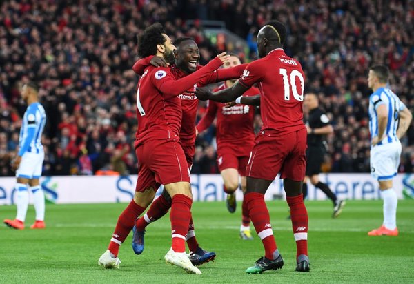 Liverpool golea y vuelve a la cima