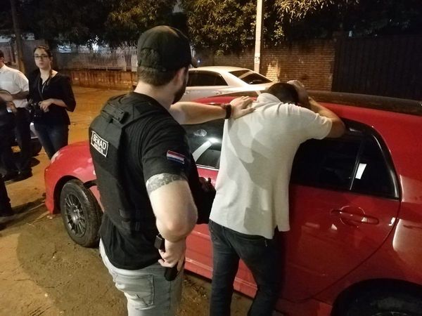 Allanan vivienda y detienen a director del Detave