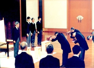 Primera abdicación de un emperador