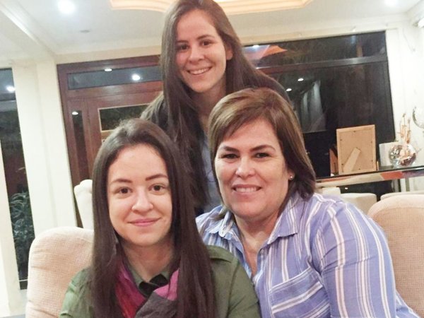 Hijas de Cuevas renuncian a sus cargos