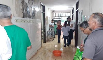 Médico califica de calamitosa a situación por goteras en hospital de Presidente Franco