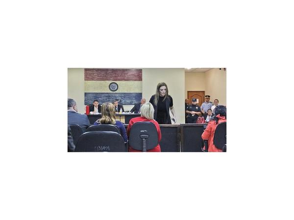 Esposa de Víctor Bogado se abstuvo de declarar y habla de una “farsa”