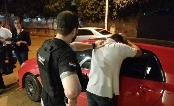Detienen a director de Detave cuando recibía maletín con dinero fruto de la coima | Paraguay en Noticias
