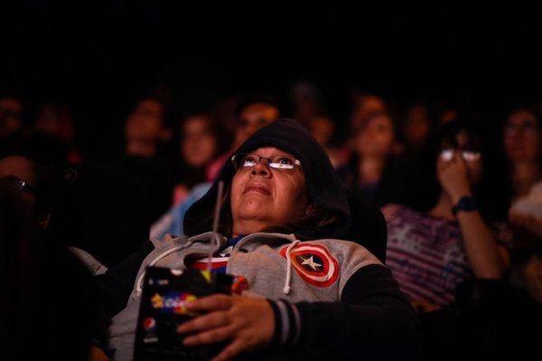 Venezolanos madrugan para ver “Avengers” desafiando su dura cotidianidad - Espectaculos - ABC Color