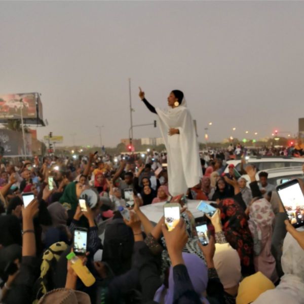 “La reina nubia”, símbolo de las protestas de Sudán, pide más cambios