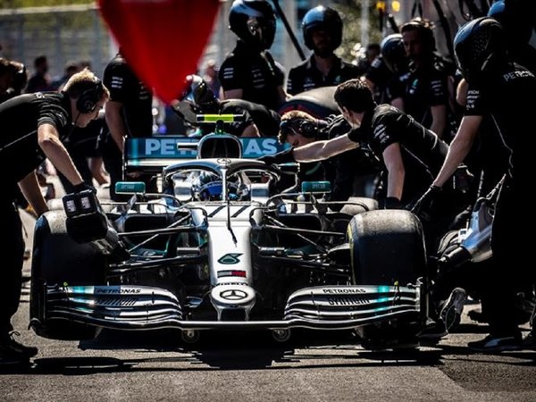 Bottas logra la 'pole' tras superar por 59 milésimas a Hamilton en Baku