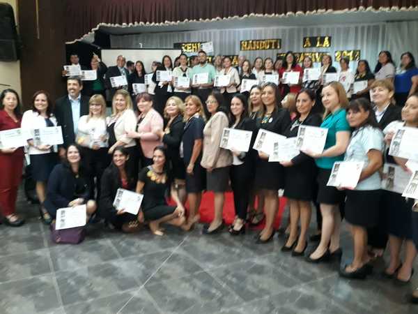 Docentes recibieron premio a la excelencia educativa en Itauguá | Paraguay en Noticias