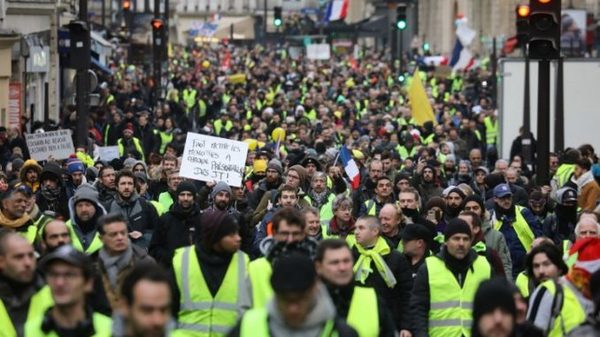 Los "chalecos amarillos" salen a la calle a desafiar a Macron y sus anuncios » Ñanduti