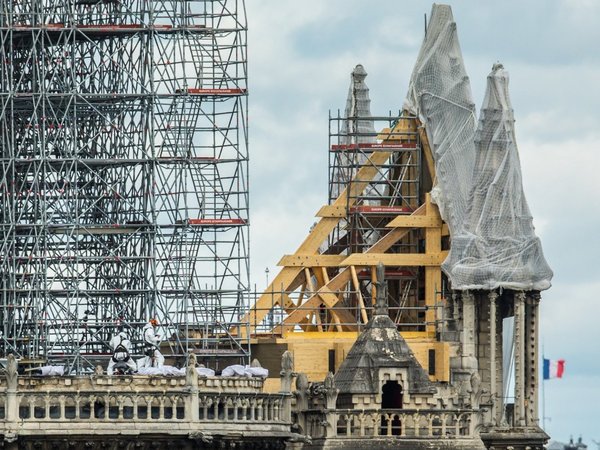 Notre Dame: Ven signos de milagros en lo que se salvó del incendio