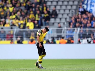 Dortmund cae ante Schalke y se aleja más del título